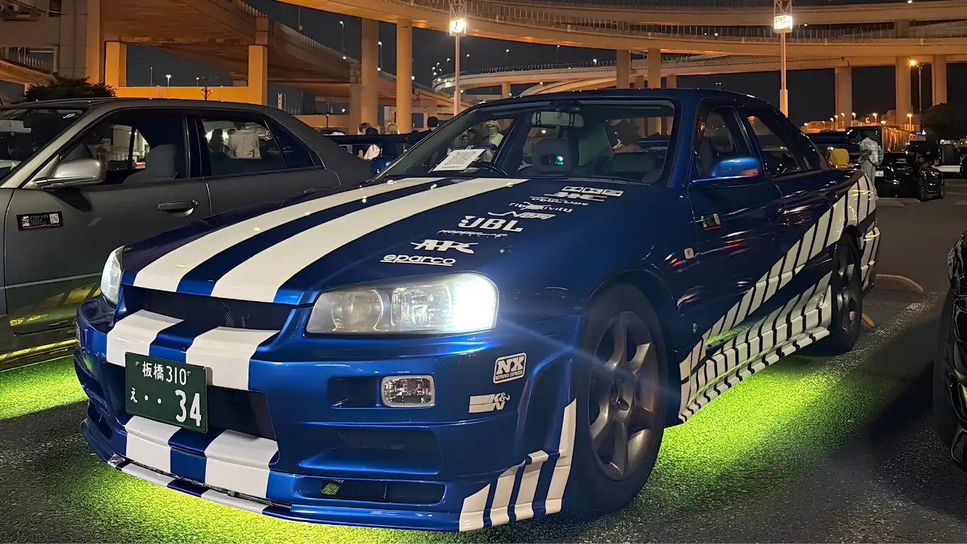 R34 Skyline, blue livery with white stripes
